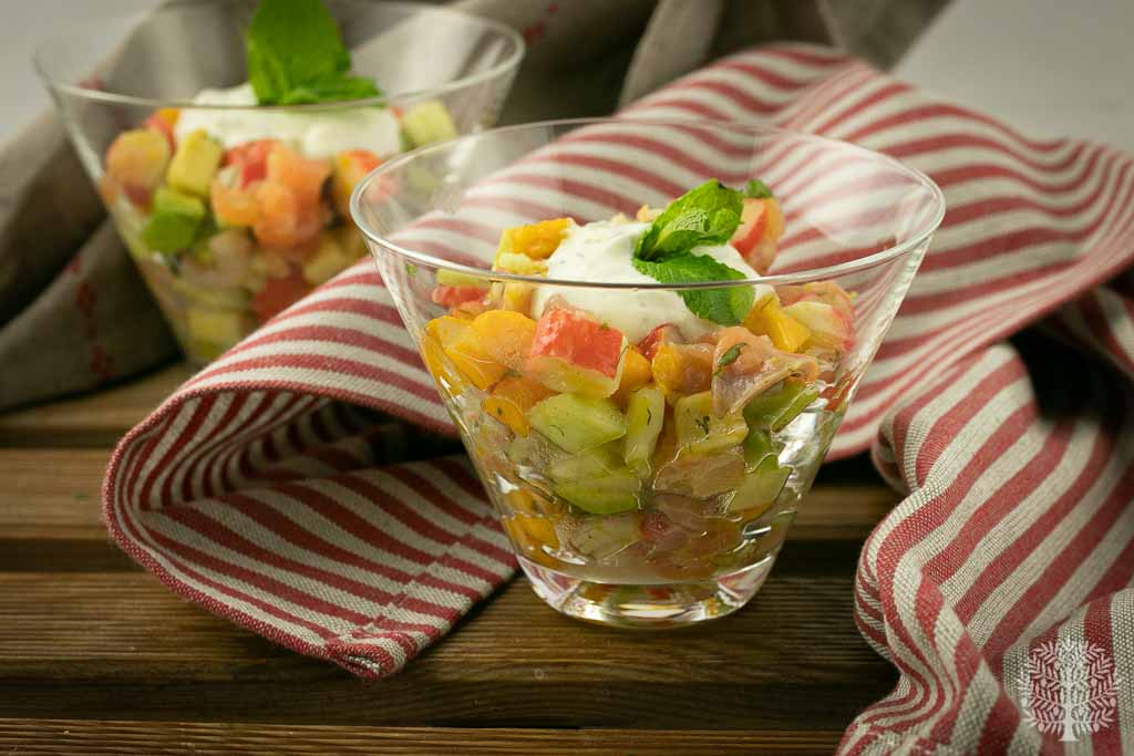 Tartar de salmón y surimi con mango aguacate y aliño de yogur