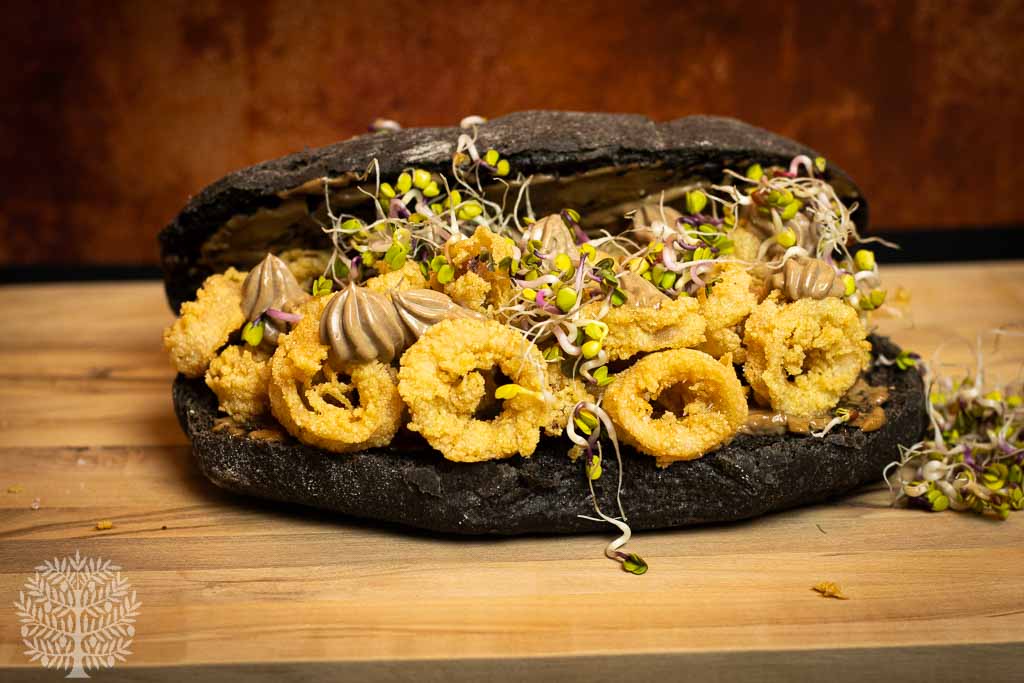 Bocata de calamares con mahonesa de ajo negro y pan de tinta de calamar