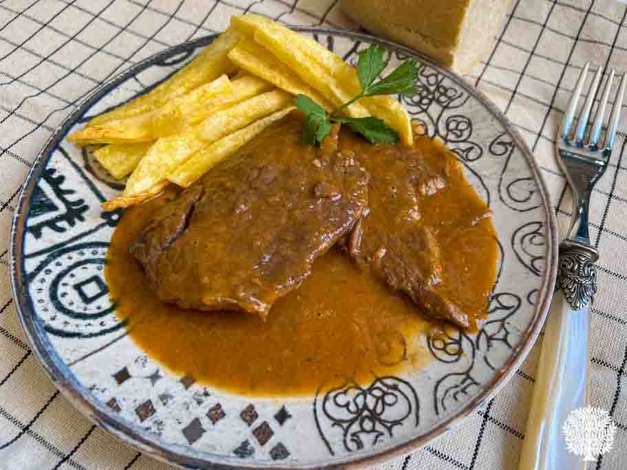 Carne de ternera en salsa, receta clásica española